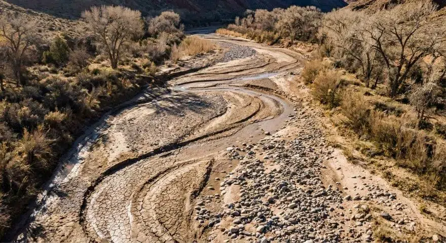 une photo drone d un lit de rivière où l eau a disparu laissant apparaître les méandres vides