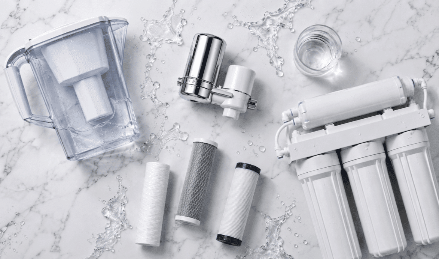 Comparatif filtres à eau — carafe filtrante, filtre robinet et osmoseur sur fond blanc